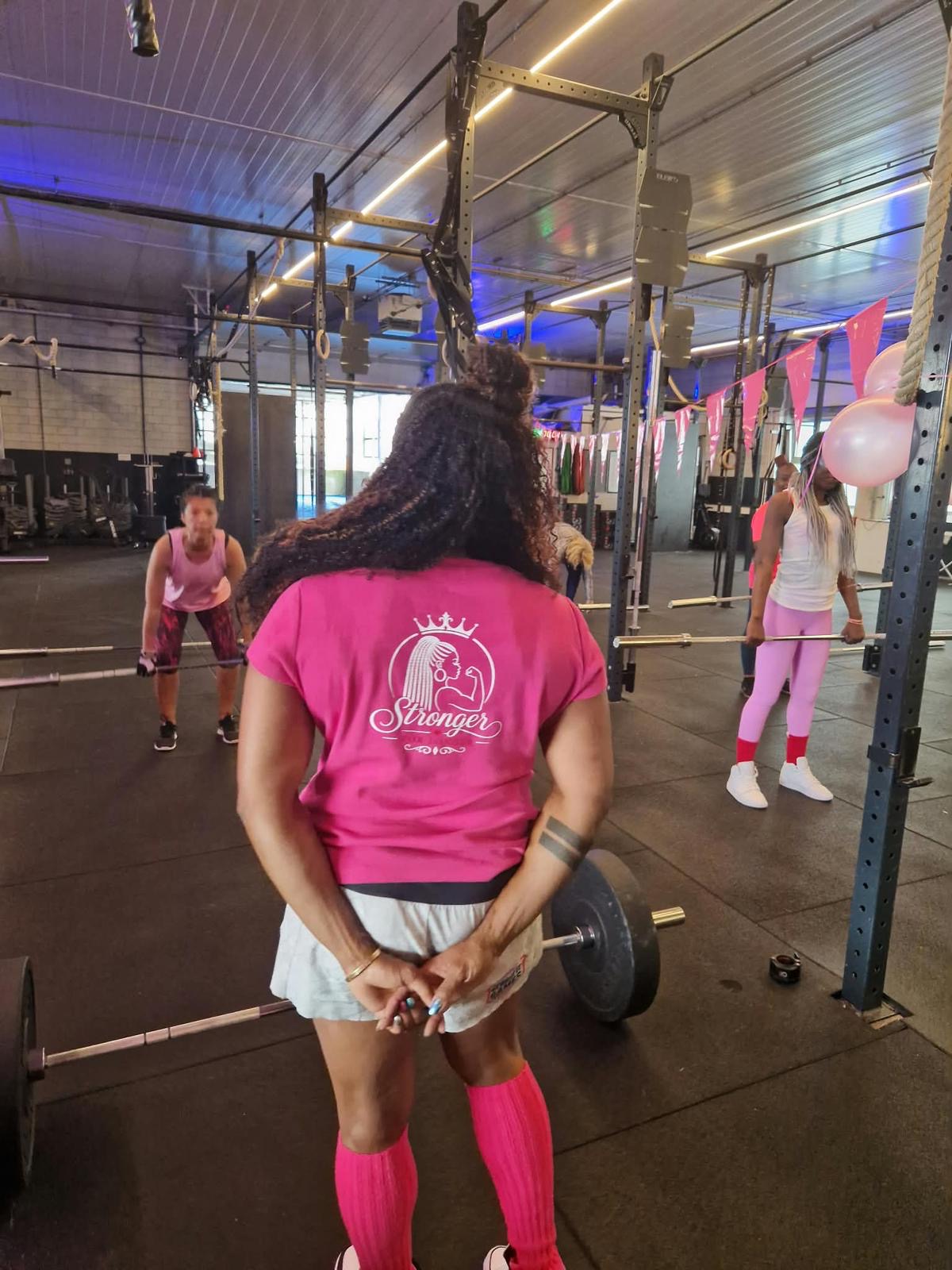 Edme in een Stronger for Longer T-shirt tijdens de training